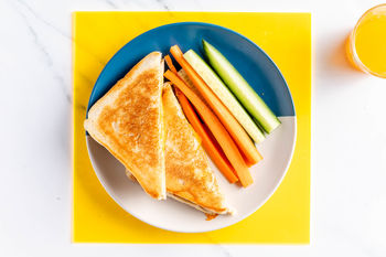 1–2–3-Kinderrezept: Grilled Cheese Sandwich mit Gemüsesticks (2 Port.)