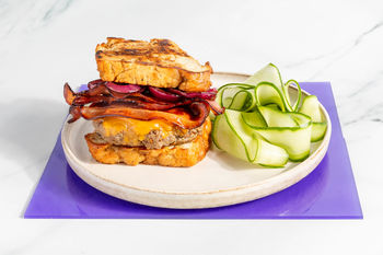 1–2–3-Lunchrezept: Zuckerbrot-Burger mit Bacon & Käse (2 Port.)
