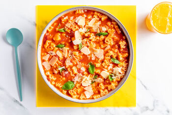 1–2–3-Kinderrezept: Tomatensuppe mit „Bauernhof“-Pasta (2 Port.)