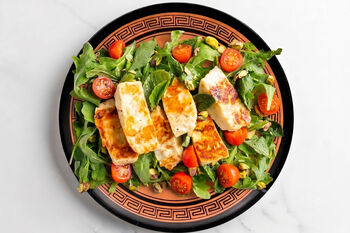 The Calypso: Grillkäse auf Rucola-Tomaten-Salat mit Pistazien (2 Port.)