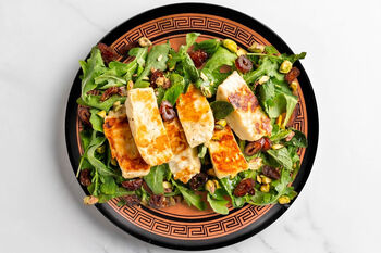 The Siren: Grillkäse auf Rucola-Dattel-Salat mit Pistazien (2 Port.)