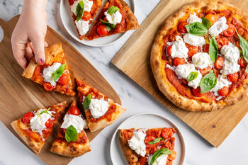 Get-together: Pizza Margherita mit Burrata (2 Pizzen)