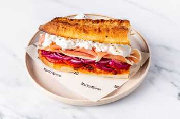 Burrata & serranoham sandwich met tomaat (2 porties)