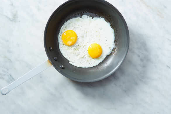 https://marleyspoon.com/media/recipe_card_steps/1023230/photos/large/cook_egg-a232a391c594637fd15cabc6f711afe8.jpeg