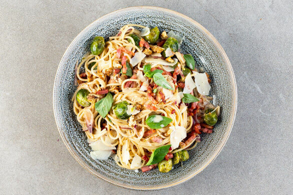 Spagetti med bacon och valnötter samt krämig brysselkål och ost | Marley  Spoon