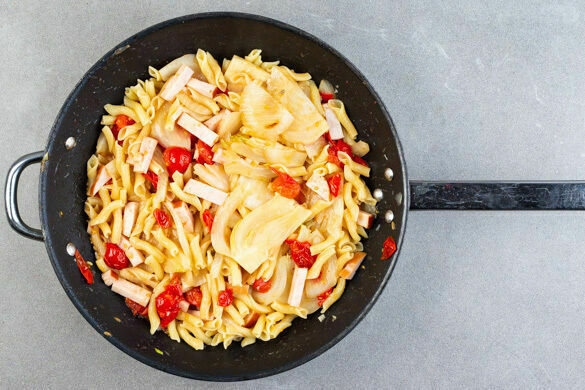 Fenchel-Pasta mit geräuchertem Huhn in fruchtiger Orangen-Tomaten-Sauce |  Marley Spoon