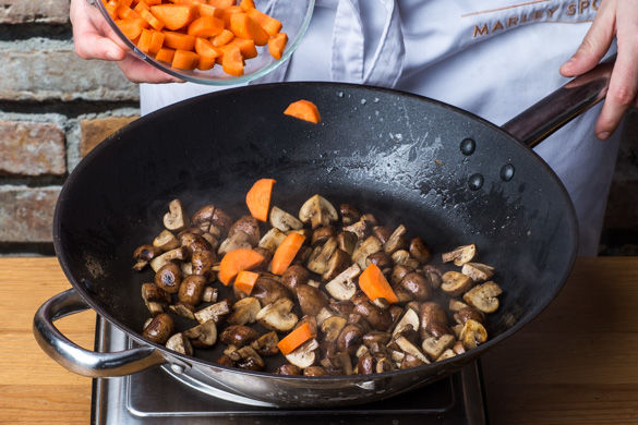 Masturbatsiyadan zoravonlik bilan toplangan odamlarning videolarini tomosha qiling.