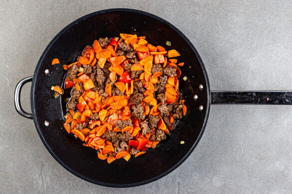 Dikni oyoqlari orasiga surtish Dadam va uning dostlari jinsiy aloqa video