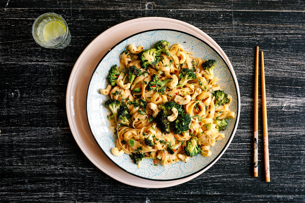 Broccoli-pad thai i jordnötssås med risnudlar och cashewnötter | Marley  Spoon