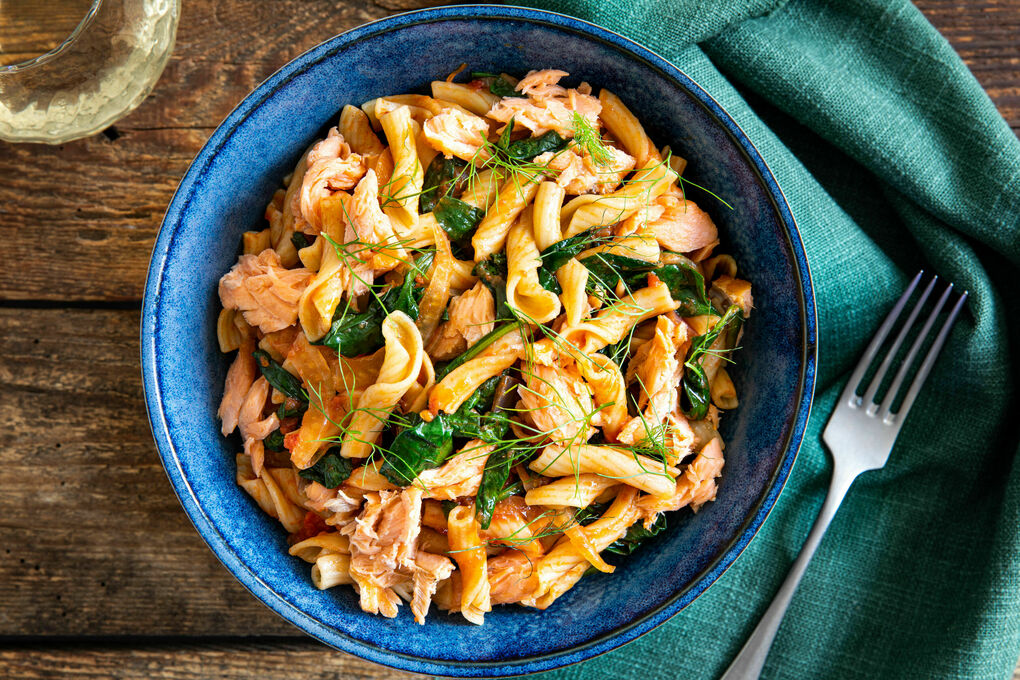 Rökt lax på torchiette med spenat, fänkål och harissa-tomatsås | Marley  Spoon