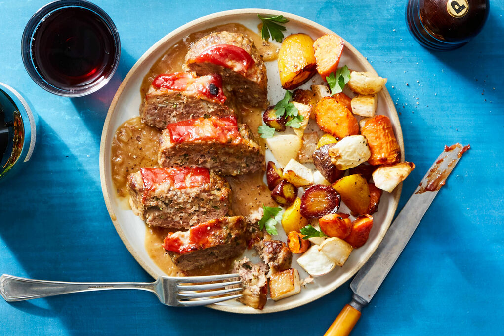 https://marleyspoon.com/media/recipes/104501/main_photos/large/herbed_meatloaf_onion_gravy-274e7557de264c788a0497bd47183d83.jpeg