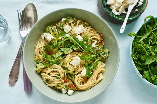 Zitronige Spaghetti Mit Zucchini Feta Peperoni Und Mohn Marley Spoon