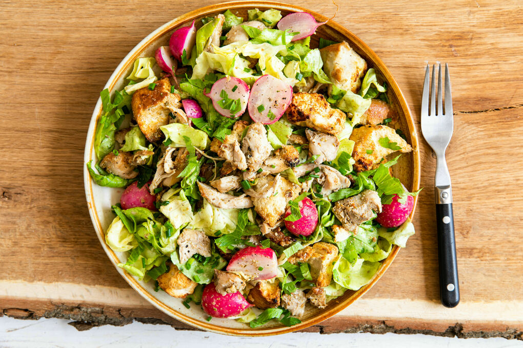 RS Salatteller mit Hähnchen und Croûtons mit gebackenen Radieschen und Kaperndressing