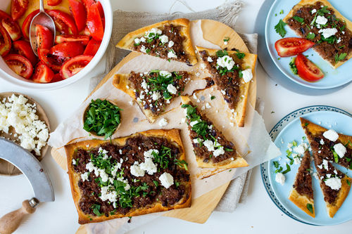 Turkische Hackfleisch Pizza Mit Tomatensalat Marley Spoon