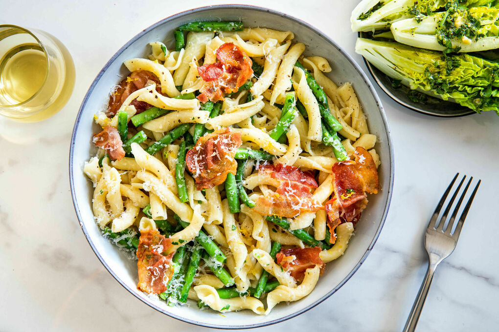 Pasta med gröna bönor och bacon med romansallad samt syrlig citrondressing  | Marley Spoon