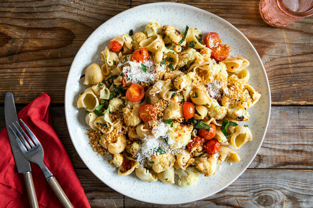 Pasta mit Blumenkohl und Bagna cauda mit Kirschtomaten und frischen  Kräutern | Marley Spoon