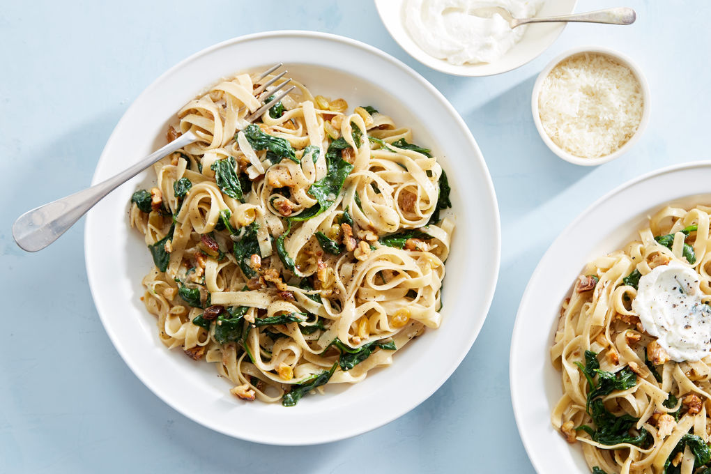 Creamy Tagliatelle Pasta with Spinach, Raisins & Ricotta | Marley Spoon