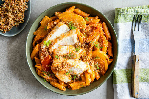 Kycklingfilé med krispig topping på pasta i krämig tomatsås med fänkål |  Marley Spoon
