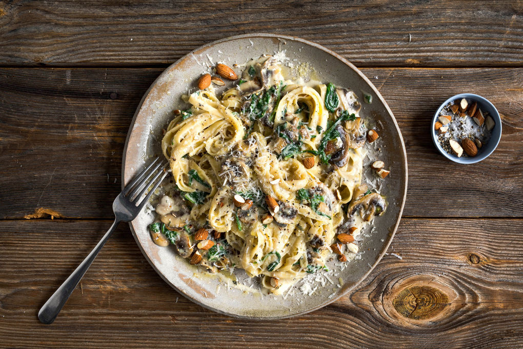 Schnelle Champignon-Spinat-Pasta mit cremiger Salbeisauce und Rauchmandeln  | Marley Spoon