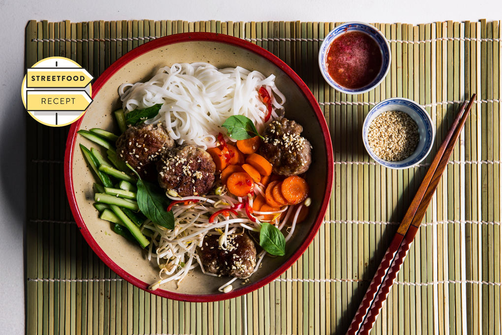 Vietnamese bun cha met gehaktballetjes en sesamzout