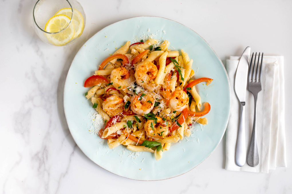 Casarecce-pasta med räkor i fräsch tomatsås med citron | Marley Spoon