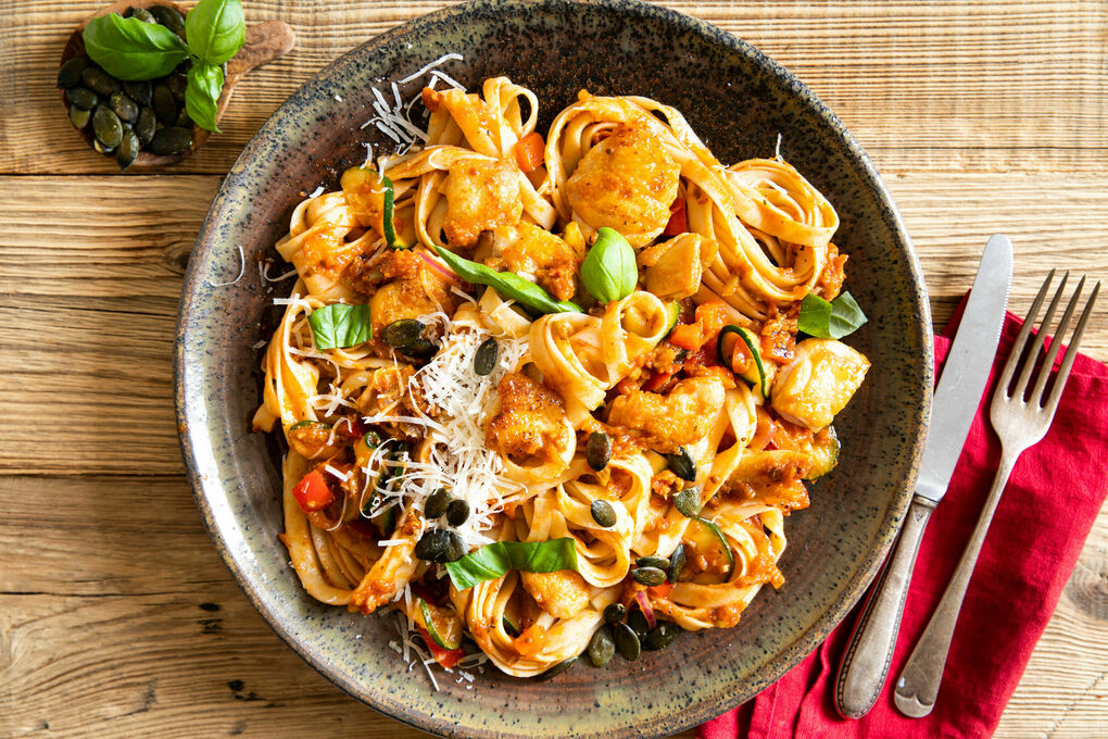 Pasta med zucchini och kyckling samt oliv- och tomatpesto och färsk basilika  | Marley Spoon