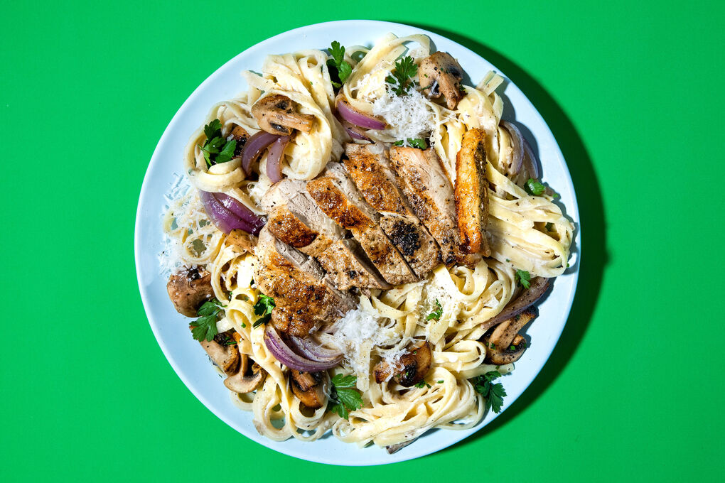 Schweinesteak mit Zwiebeln aus dem Ofen auf Tagliatelle in cremiger  Champignonsauce | Dinnerly