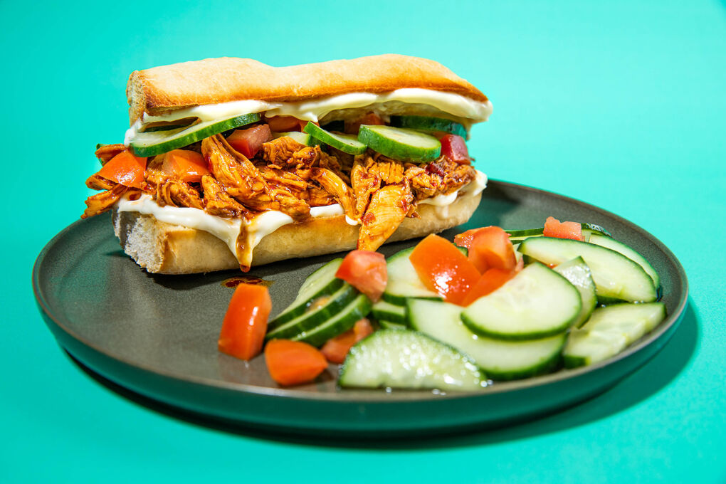 behuizing ontspannen Toeschouwer Pikante sandwich met pulled chicken en komkommer-tomatensalade met  sesamdressing | Dinnerly