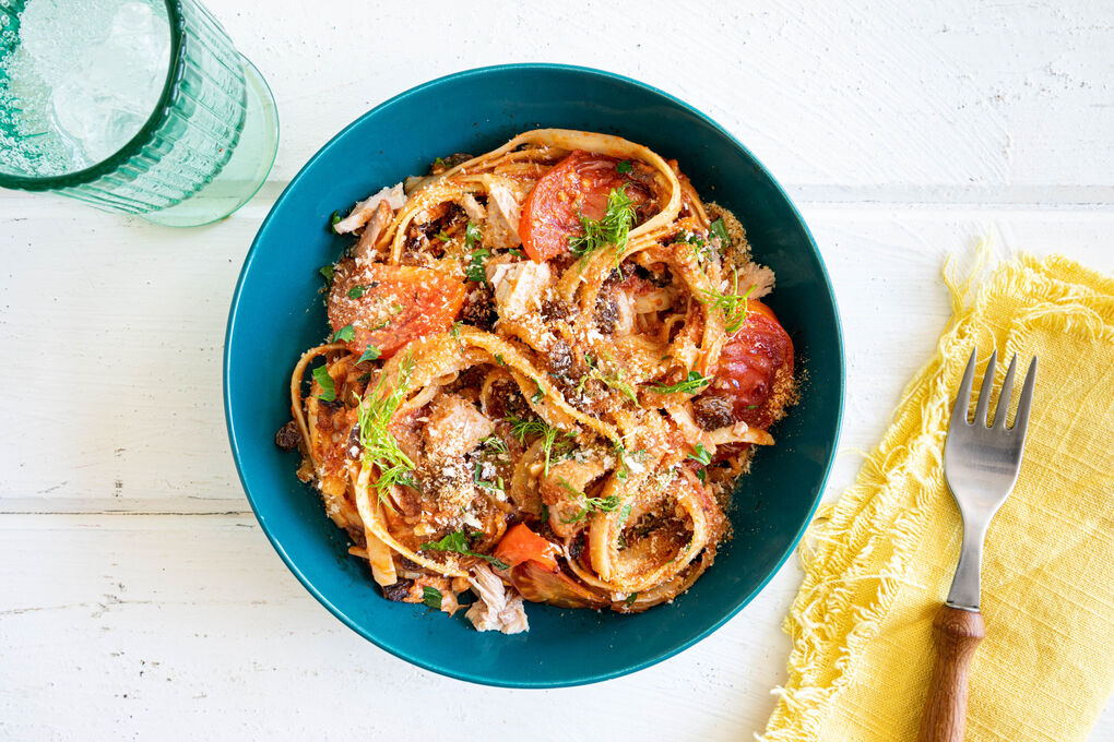 Pasta med ansjovis och tonfisksås med fänkål och russin | Marley Spoon