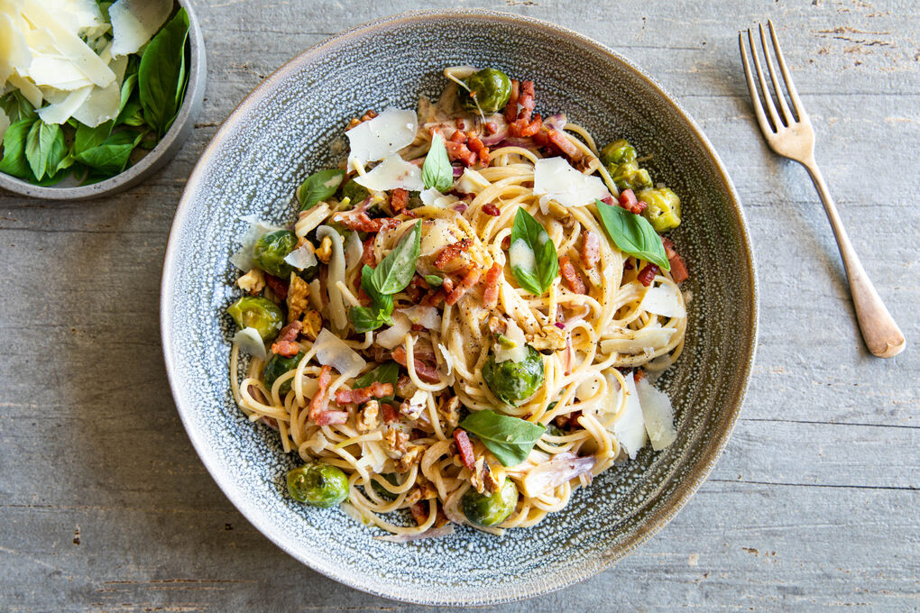 Spaghetti med bacon och valnötter samt krämig brysselkål och ost | Marley  Spoon