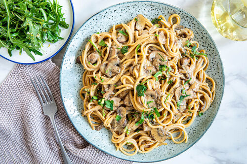 Pasta med champignoner og karljohan med fin rucolasalat med ost | Marley  Spoon