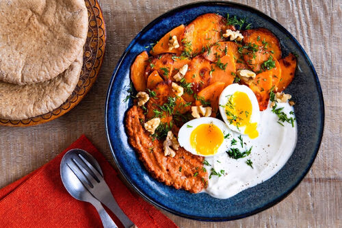 Ei an pikanter Paprika-Walnuss-Sauce