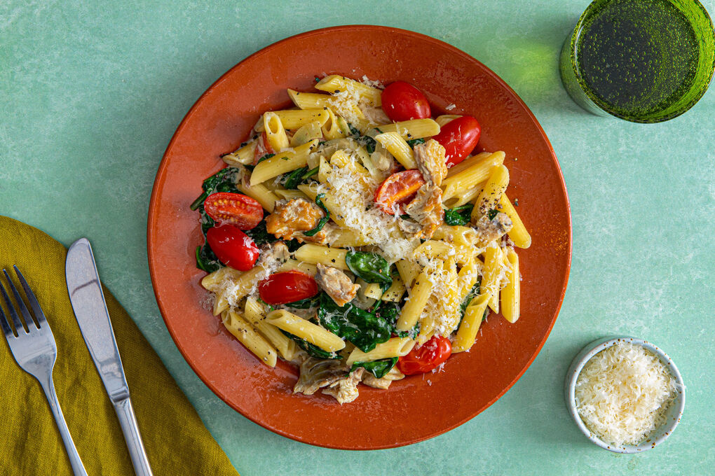 Pasta med rökt makrill i en krämig sås med tomater och spenat | Marley Spoon