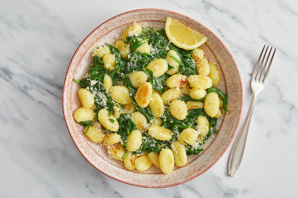 Krokante gnocchi uit de oven met citroenige spinazie-kaassaus