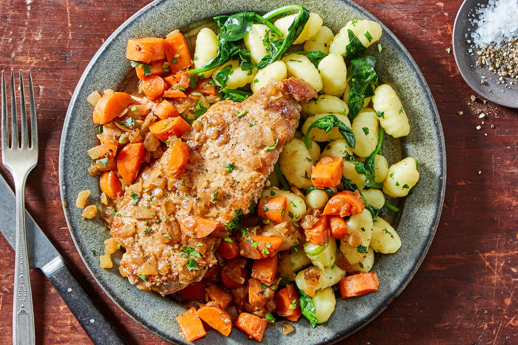 ポークチョップ PORKCHOP チノパン グリーン キャリー ラディアル Saucy Pork Chops & Carrots with Gnocchi & Spinach | Marley Spoon