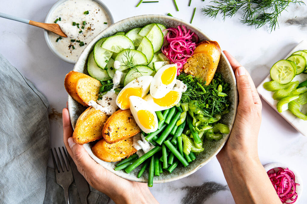 Bunte Salat-Bowl mit Ei mit grnen Bohnen und Knoblauchbrot