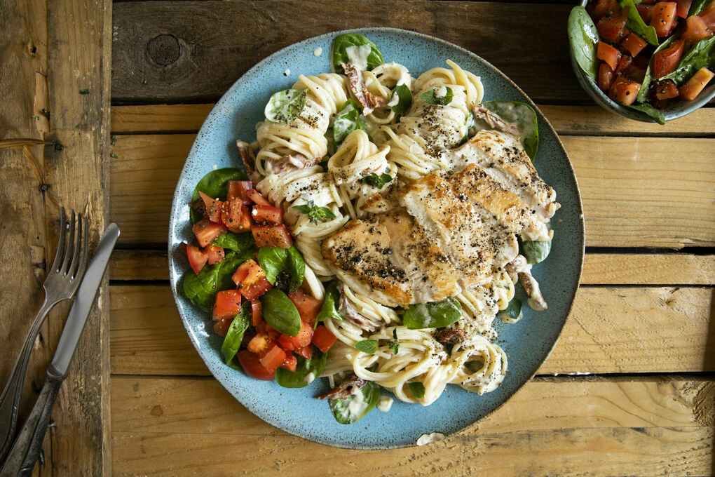 V1: Spaghetti met kip en oregano en spinaziesalade met tomaat | Marley Spoon