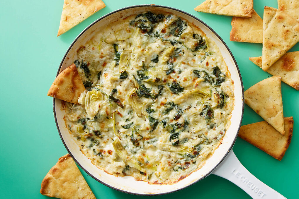 Creamy spinach and artichoke dip with chips