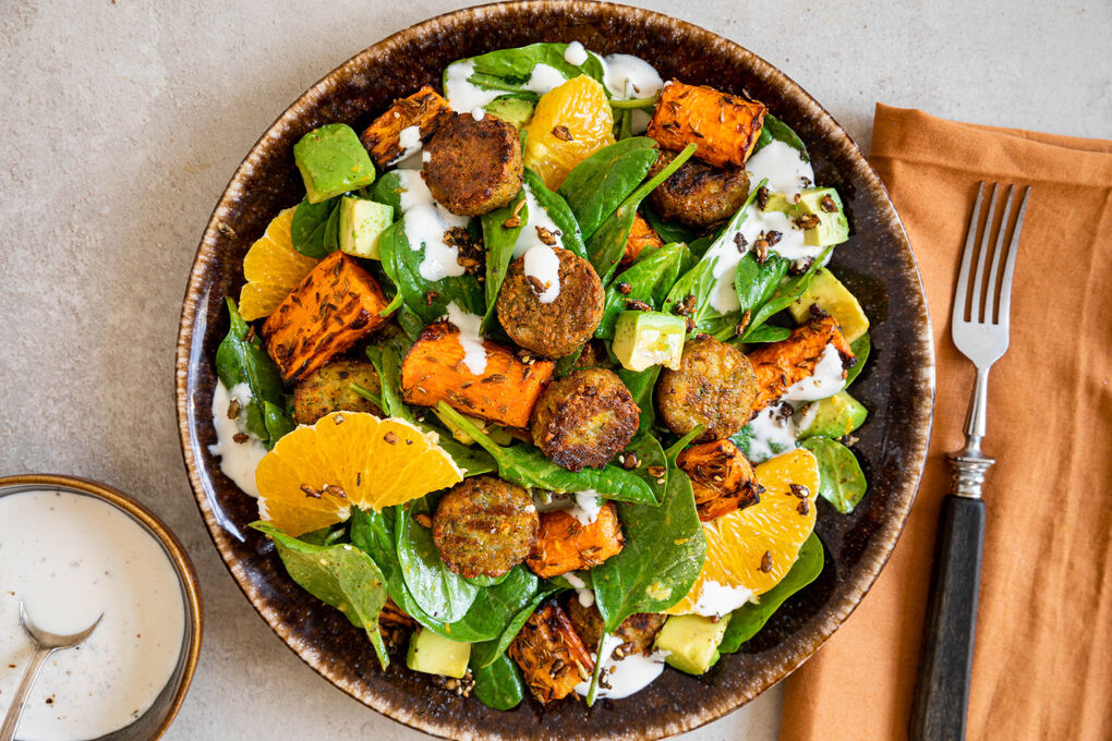 V1: Orientalischer Falafel-Salatteller mit Ofenkarotten, Avocado und Orange