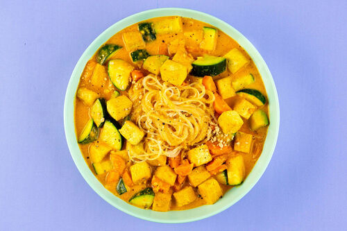 Curry-Erdnuss-Suppe mit gebratenem Tofu