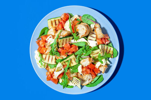 Salat mit Tomate, Mozzarella und Zucchini