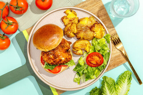 Hähnchenburger mit Tomate und Salat