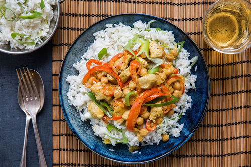 Indisches Hahnchencurry Mit Paprika Kichererbsen Und Reis Marley Spoon