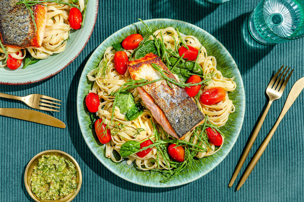 Zalm op de huid met zeekraal op pasta met pittige cherrytomaten en