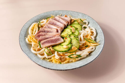 Gebratenes Thunfischsteak mit Gurkensalat