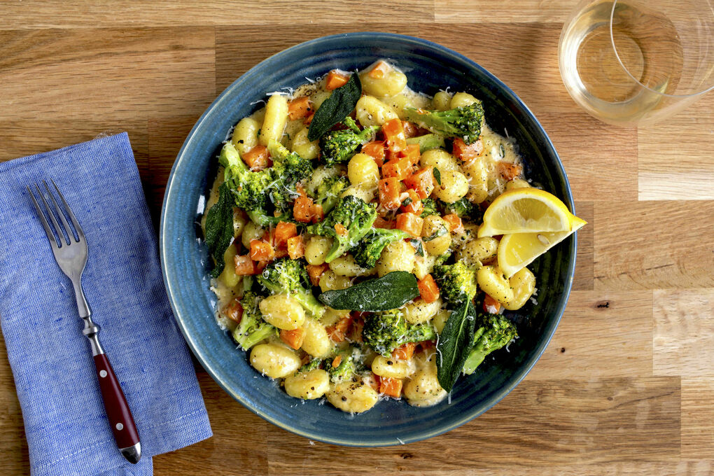 Gnocchi in salieroomsaus met broccoli en zoete aardappel