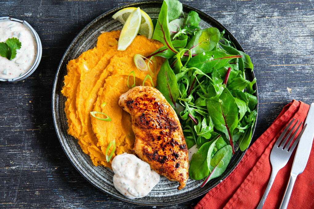 Kip met harissa en yoghurtdip met zoeteaardappelpuree en salade