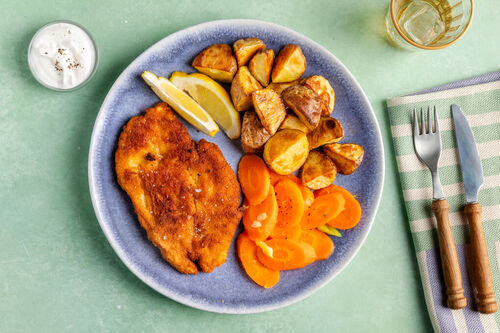 Kipschnitzel en geroosterde aardappels