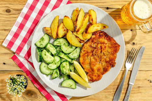 Varkensschnitzel met komkommersalade