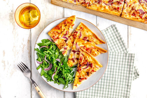Flammkuchen mit Apfel und Speck